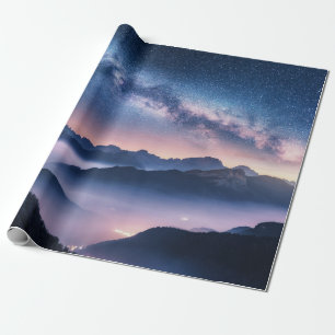 Melkweg over bergen in mist 's nachts in de zomer cadeaupapier
