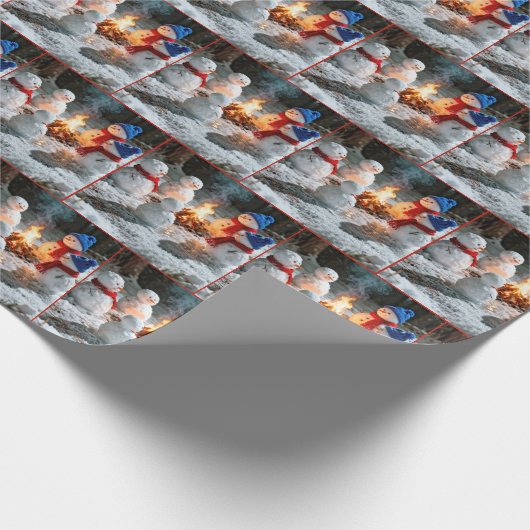 Melting Snowmen Sitting Around a Campfire Cadeaupapier (Hoek)