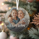 Memaw Grandma Script Overlay Glas Ornament<br><div class="desc">Creëer een cadeautje voor een speciale grootmoeder met deze mooie aangepaste sierbloem. "Memaw" verschijnt als een elegant wit script bedekking op je favoriete foto van oma en haar kleinkind of kleinkinderen.</div>