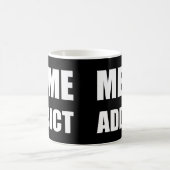 "Meme Addict"-ontwerp voor witte tekst Koffiemok (Center)