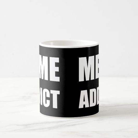 "Meme Addict"-ontwerp voor witte tekst Koffiemok (Center)
