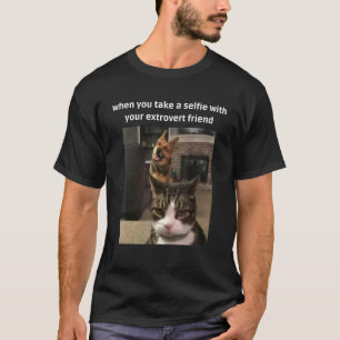 Meme Hond En Kat Een Selfie Met Jou Extraverte Vri T-shirt