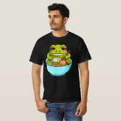 Meme Kawaii Kikker Eten In Ramen Bowl Japans Kit T-shirt (Voorkant volledig)