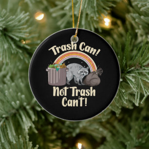 meme van een cute wasbeer die zegt dat de vuilnisb keramisch ornament