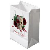 Memento Mori. Schedel met rode rozen Medium Cadeauzakje (Voorkant Gekanteld)