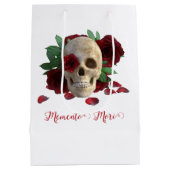 Memento Mori. Schedel met rode rozen Medium Cadeauzakje (Achterkant)