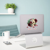 Memento Mori. Schedel met rode rozen Sticker (Laptop op bureau)