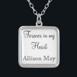 Memorial Charm voor bruiloft boeket in wit Zilver Vergulden Ketting<br><div class="desc">Bruiloft Memorial boeket charmes. Onthoud degenen die niet bij u kunnen zijn op uw speciale dag met een gedenkteken voor bruiden. Een heerlijk sentimenteel aandenken voor de bruid om in haar boeket te dragen. Deze charme heeft een zwarte achtergrond met de zin "Forever in my Heart" en een plaats eronder...</div>
