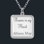 Memorial Charm voor bruiloft boeket in wit Zilver Vergulden Ketting<br><div class="desc">Bruiloft Memorial boeket charmes. Onthoud degenen die niet bij u kunnen zijn op uw speciale dag met een gedenkteken voor bruiden. Een heerlijk sentimenteel aandenken voor de bruid om in haar boeket te dragen. Deze charme heeft een zwarte achtergrond met de zin "Forever in my Heart" en een plaats eronder...</div>