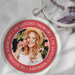 Memorial in Loating Memory Modern Custom Photo Sleutelhanger<br><div class="desc">Dit eenvoudige en moderne ontwerp is samengesteld uit serif typografie en voegt een douanefoto toe. "In Loving Memory" omringt de aangepaste foto van je geliefde.</div>