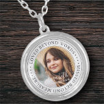 Memorial Loved Beyond Words Elegant Chic Photo Zilver Vergulden Ketting<br><div class="desc">Dit eenvoudige en klassieke ontwerp is samengesteld uit serif typografie en voegt een douanefoto toe. "Loved than words,  miste after measures"</div>