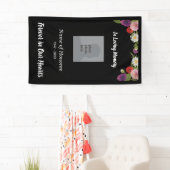 Memorial met bloemengrens en foto spandoek (Insitu)