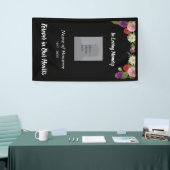 Memorial met bloemengrens en foto spandoek (Beurs)