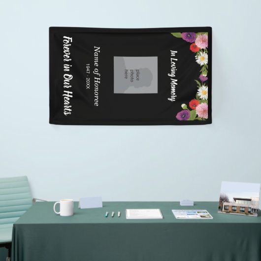 Memorial met bloemengrens en foto spandoek (Beurs)