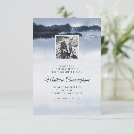 Memorial Modern Elegant Waterverf Aangepaste foto Bedankkaart (Staand voorkant)