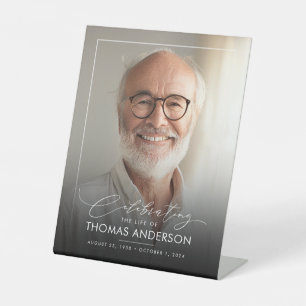 Memorial of begrafenisfoto tribute zwart vervaagd reclamebord met voetstuk