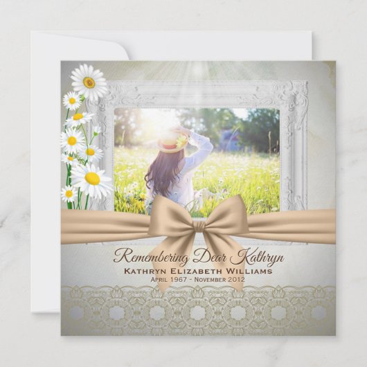 Memorial Service Beige Bow White Daisies Foto Kaart (Voorkant)