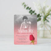 Memorial service foto enkele rode roos begrafenis kaart (Staand voorkant)