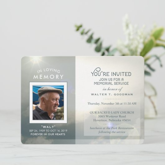 Memorial Service nodigt Peaceful Clouds Blue White Kaart (Staand voorkant)