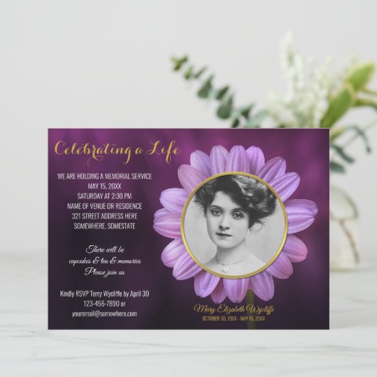 Memorial Service Paars Daisy Gold Photo Lijst Kaart (Staand voorkant)