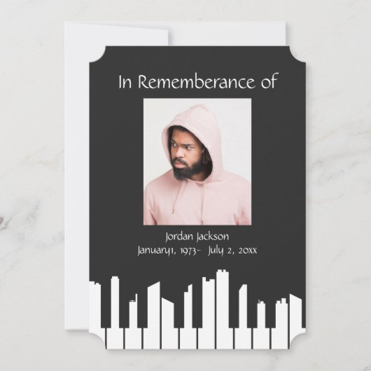 Memorial Service Piano Musician Cityscape Invitati Kaart (Voorkant)