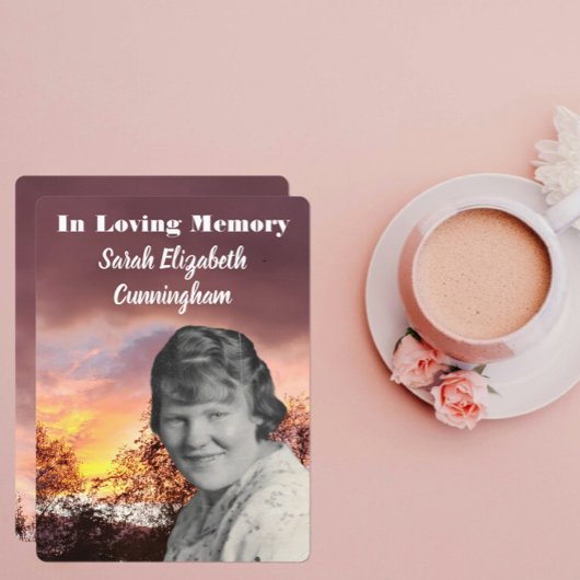 Memorial Service Rode zonsondergang met bomen Foto Programmakaart