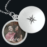 "Memories Encased" gepersonaliseerde foto Locket Locket Ketting<br><div class="desc">Geef een geschenk dat voor altijd zal worden gewaardeerd met de "Memories Encased" gepersonaliseerde Photo Locket. Dit prachtige medaillon is een tijdloos sieraad waarmee je het samen kunt personaliseren met je favoriete foto, waardoor een aandenken vol liefde en herinneringen ontstaat. Het woord "Love" is elegant geschreven in een moderne en...</div>