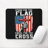 Men Stand For Flag Kneel The Cross Christian Patri Muismat (Met muis)