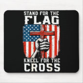 Men Stand For Flag Kneel The Cross Christian Patri Muismat (Voorkant)