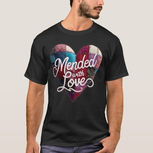 Mended with Love T-Shirt – Heartfelt Patchwork Des (Voorkant)