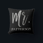 Meneer en achternaam Faux Silver Foil Pillow Kussen<br><div class="desc">Meneer en achternaam Faux Zilveren Folie Kussen dat zou een perfect cadeau voor uw man met bijpassende mevrouw achternaam Kussen.</div>