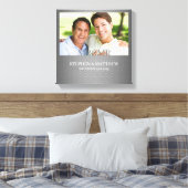 Meneer en meneer Twee Bruidegoms Zilveren Damast F Canvas Afdruk (Insitu (Slaapkamer))