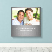 Meneer en meneer Twee Bruidegoms Zilveren Damast F Canvas Afdruk (Insitu (Houten vloer))