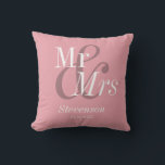 Meneer en mevrouw Blush Pinkt Modern huwelijksgesc Kussen<br><div class="desc">Mr en Mrs Gold Script Elegant Modern Wedding Gift Sierkussen. Perfect aandenken cadeau voor uw favoriete nieuw huwelijk,  paar en bruiloft. Gemakkelijk aan te passen. Bestel vandaag nog!</div>