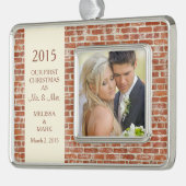 Meneer en mevrouw Eerste Kerstfoto Rustic Brick Verzilverd Omlijst Ornament (Links)