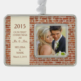 Meneer en mevrouw Eerste Kerstfoto Rustic Brick Verzilverd Omlijst Ornament
