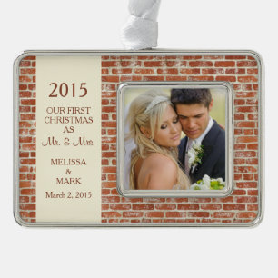 Meneer en mevrouw Eerste Kerstfoto Rustic Brick Verzilverd Omlijst Ornament