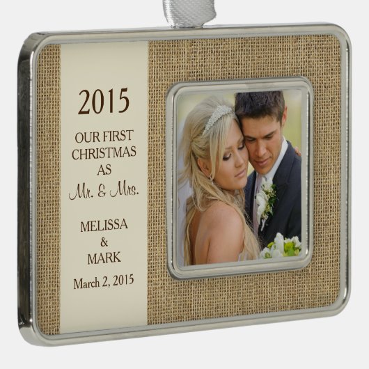 Meneer en mevrouw Eerste Kerstfoto Rustic Burlap Verzilverd Omlijst Ornament (Rechts)