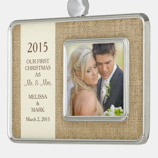 Meneer en mevrouw Eerste Kerstfoto Rustic Burlap Verzilverd Omlijst Ornament (Links)