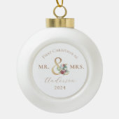Meneer en mevrouw Eerste Kerstmis Getrouwd Keramische Bal Ornament (Voorkant)