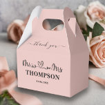 Meneer en Mevrouw Elegant Eenvoudig | Roze Goud Bedankdoosjes<br><div class="desc">Maak uw grote dag onvergetelijk met onze gepersonaliseerde Favor Doos Meneer en Mevrouw Elegant Eenvoudig | Roze Goud. Deze unieke favor doos is de perfecte manier om een persoonlijke touch toe te voegen aan uw trouwen. Het elegante roze goud ontwerp toont prachtig uw nieuwe gedeelde achternaam en speciale datum, waardoor...</div>