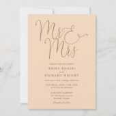 Meneer en mevrouw Elegant Script Soft Peach Weddin Kaart (Voorkant)