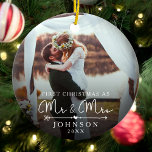 Meneer en mevrouw First Getrouwd Kerst Custom Phot Keramisch Ornament<br><div class="desc">Vier uw eerste vakantie als pasgetrouwden met ons Mr en Mrs First Married Christmas Custom Photo Ceramic Ornament,  met een elegant script en een modern design. Personaliseer het met je favoriete foto om een prachtige aandenken te creëer,  ideaal om je eerste kerst samen als een getrouwd stel te herdenken!</div>