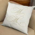Meneer en mevrouw gouden script gepersonaliseerde  kussen<br><div class="desc">Elegante klassieke faux gouden script Mr en Mrs bruiloftscrème ivoren kussen gepersonaliseerd met achternaam en trouwdatum.</div>