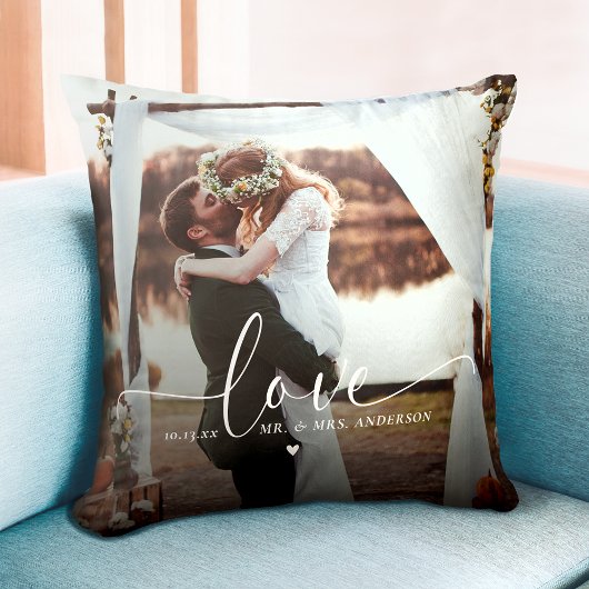 Meneer en mevrouw houden van trouwfoto kussen
