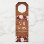Meneer en mevrouw rustieke houten bordeauxrode blo flessenhanger (Voorkant)