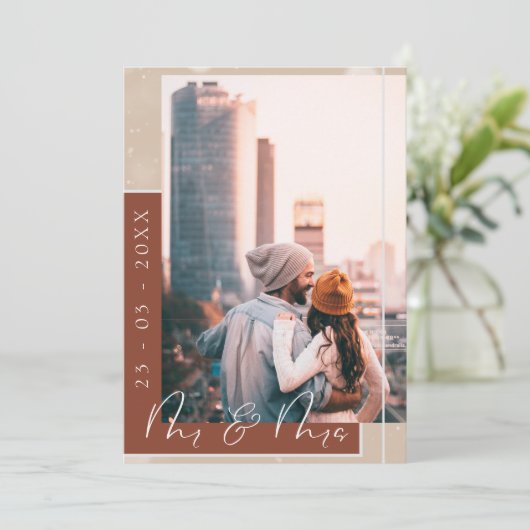 Meneer en mevrouw Terracotta Typografie Script Fot Save The Date (Staand voorkant)