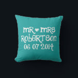 Meneer en mevrouw turquoise blauwe bruiloft gooi k buitenkussen<br><div class="desc">Custom Mr en Mrs krijt schrijven bruiloft gooi kussen met liefde hart. Gepersonaliseerde krijtbordkussens voor binnen of buiten. Ziet er geweldig uit op een bank of bed. Leuk ontwerp met wit hart en de naam van nieuw getrouwd paar. Schattigee home decor gepersonaliseerd voor bruid en bruidegom / man en vrouw....</div>