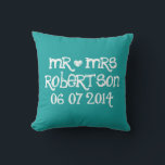 Meneer en mevrouw turquoise blauwe bruiloft gooi k buitenkussen<br><div class="desc">Custom Mr en Mrs krijt schrijven bruiloft gooi kussen met liefde hart. Gepersonaliseerde krijtbordkussens voor binnen of buiten. Ziet er geweldig uit op een bank of bed. Leuk ontwerp met wit hart en de naam van nieuw getrouwd paar. Schattigee home decor gepersonaliseerd voor bruid en bruidegom / man en vrouw....</div>