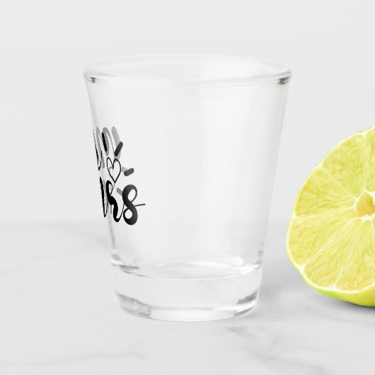 Meneer en mevrouw typografie met harten bruiloft shot glas (Rechts)